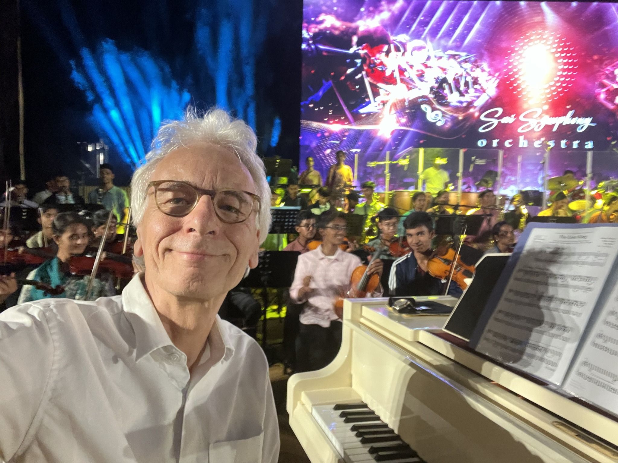 Holger Klausen mit Freude am Klavier bei einem Konzert